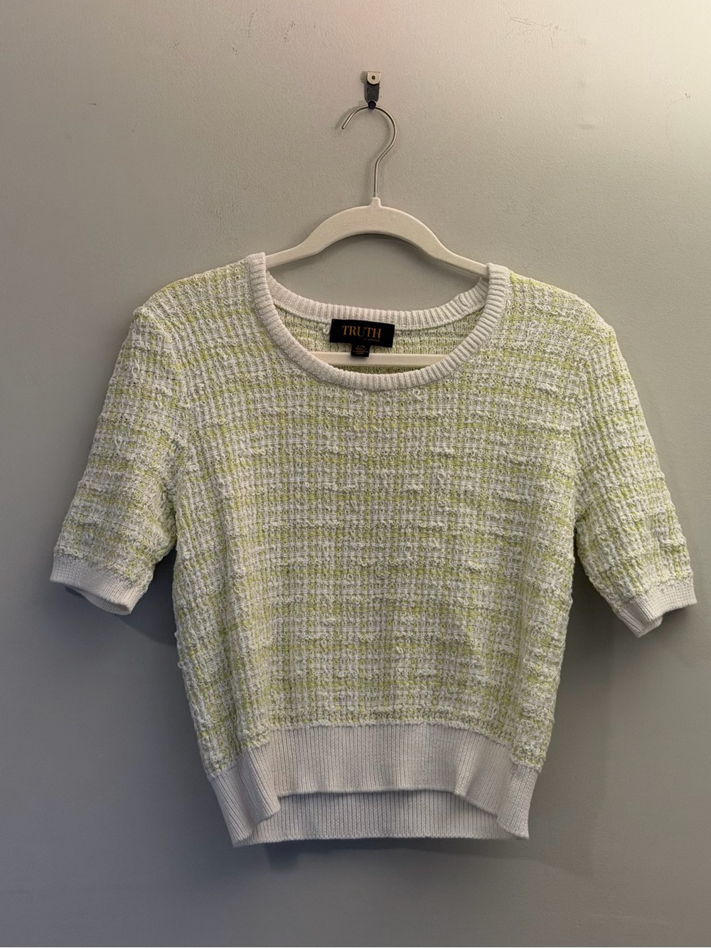 TRUTH White and Light Lime Knit Short Sleeve Sweater